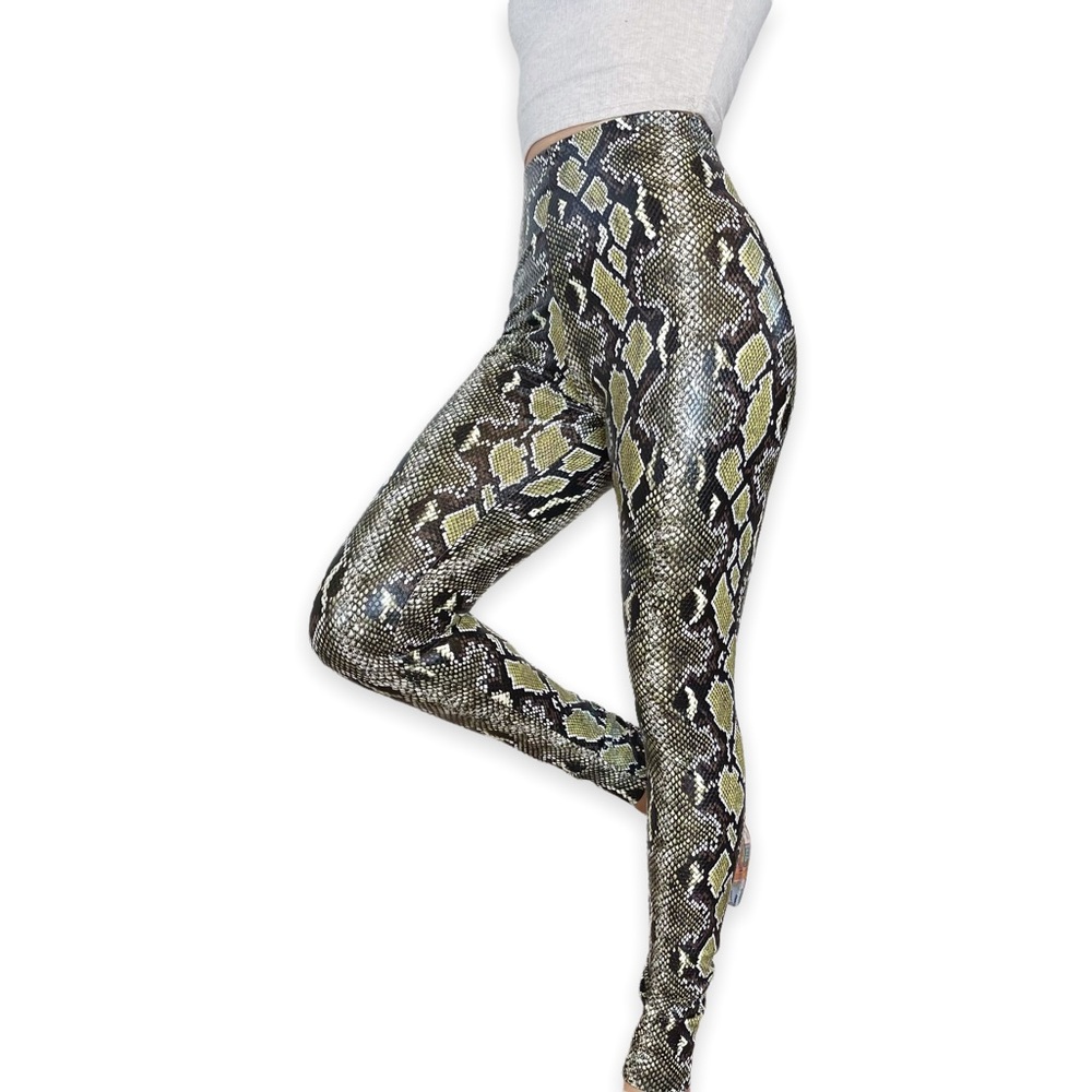 Commando Snake Print Leggings in Black, Gray & Yellow - Picture 8 of 16